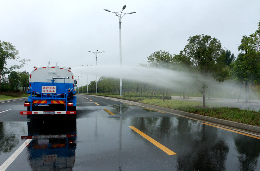 東風(fēng)天龍后雙橋灑水車頂噴功能演示